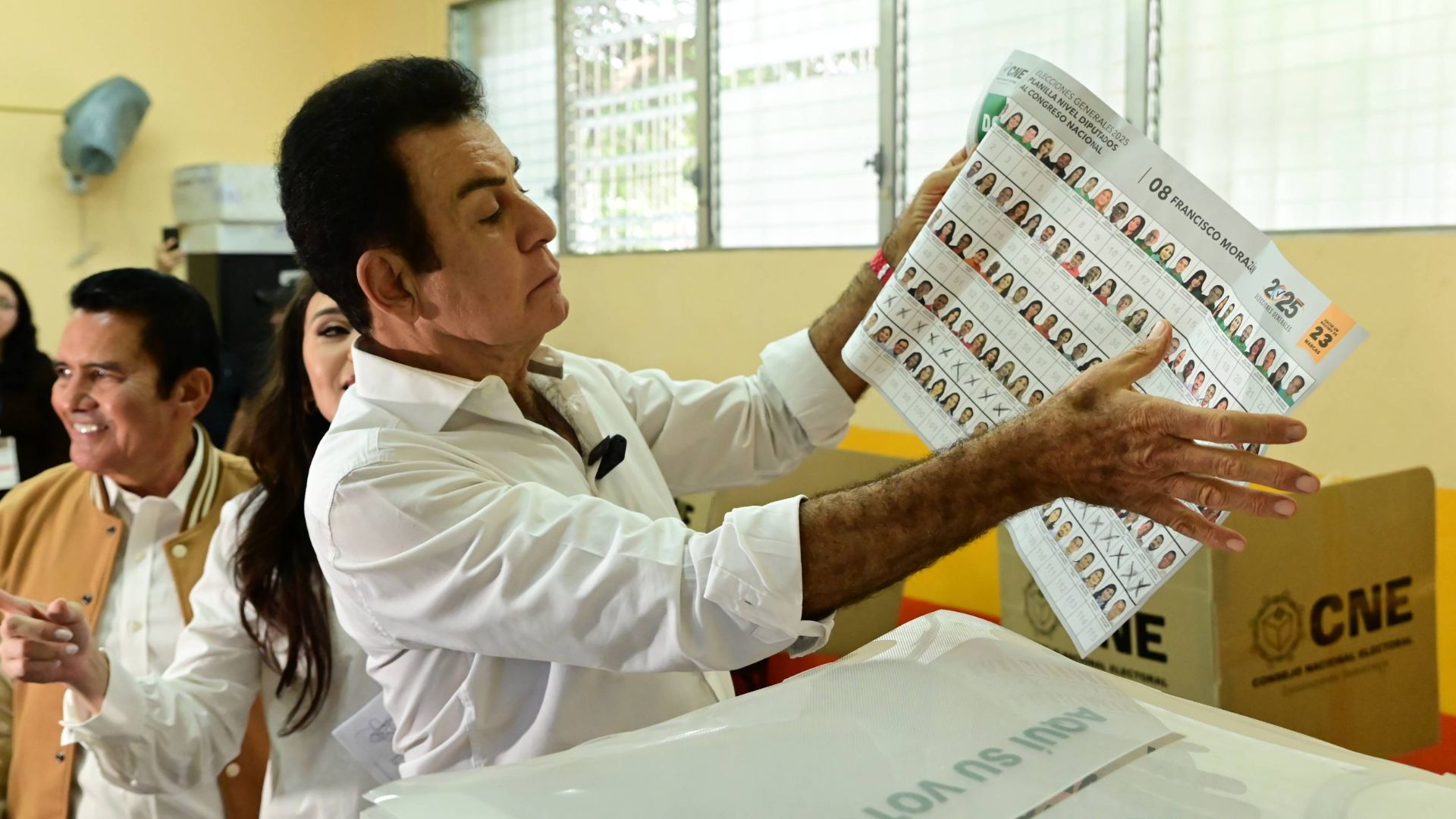 Salvador Nasralla ya votó: así mostró sus papeletas en las elecciones en Honduras 2025