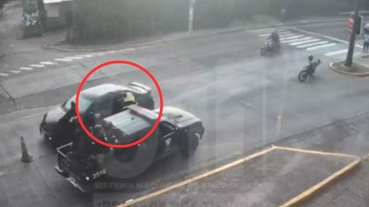 Cámara capta cuando agente municipal es embestido en bulevar Suyapa
