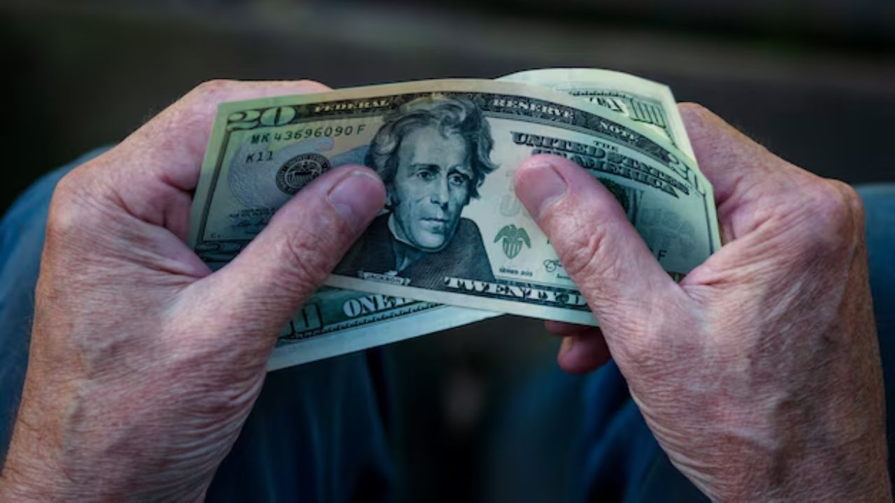 ¡Descubierto! Hombre se disfrazó de su madre fallecida para seguir cobrando pensión