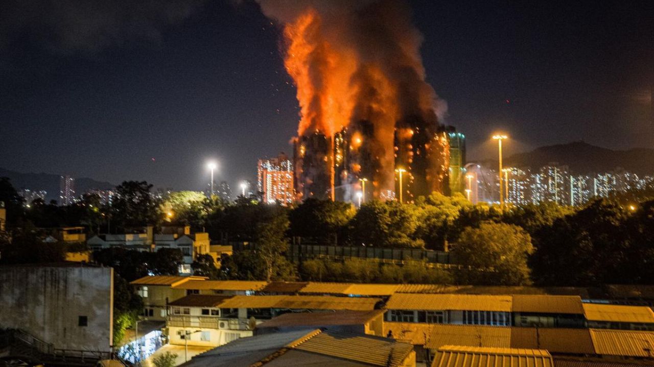 Incendio en Hong Kong deja al menos 36 fallecidos; caen tres personas por el siniestro