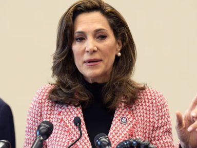 Congresista Salazar llama a las FF. AA. a respetar la Constitución y la democracia