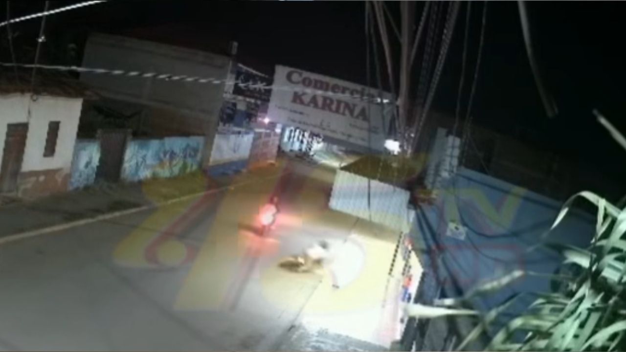 VIDEO: Motociclista es atacado mientras viajaba con su hijo de 4 años en Olancho