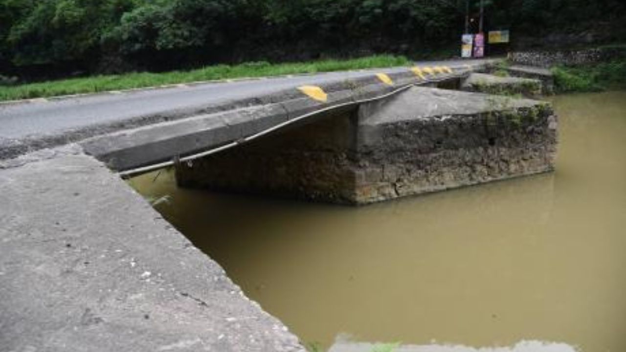 Vídeo: Anciano detenido se lanzó de patrulla a un río por escapar y esto le pasó