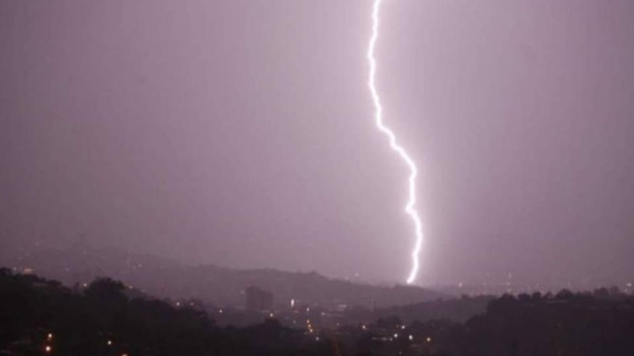 ¿Cuál es el estado de salud de niño alcanzado por rayo durante tormenta eléctrica en Lempira?