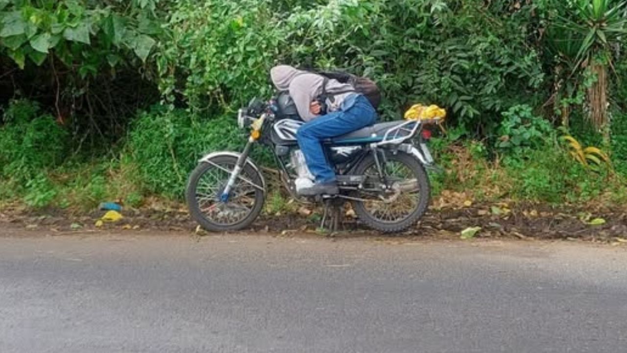 Gran lección: por esta razón conductor se quedó recostado sobre su moto en plena calle