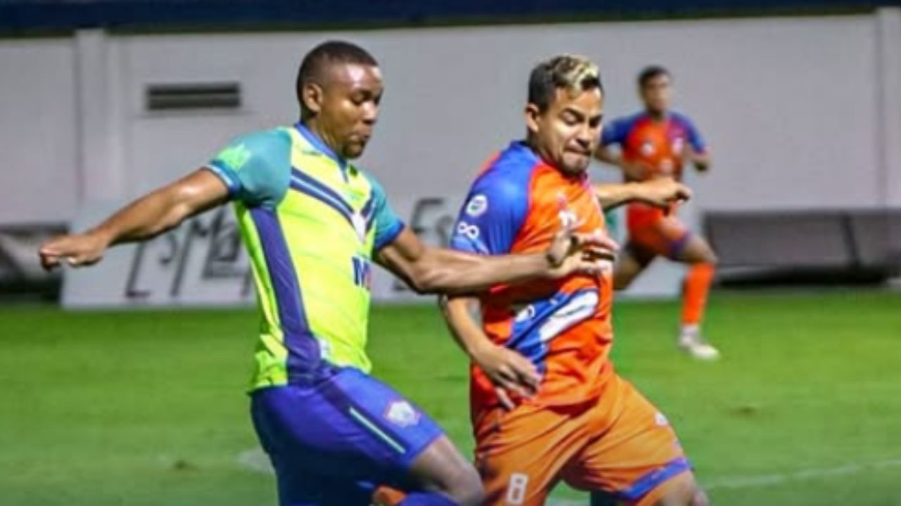 Imagen de Olancho FC y Lobos UPNFM se reparten los puntos en un partido marcado por la lluvia