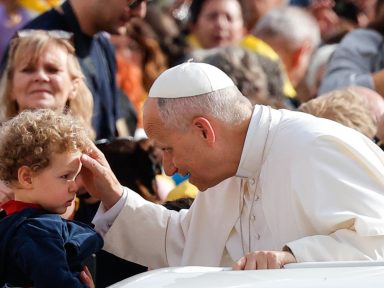 El papa pide 'herramientas' para controlar el uso que hacen los niños de la tecnología