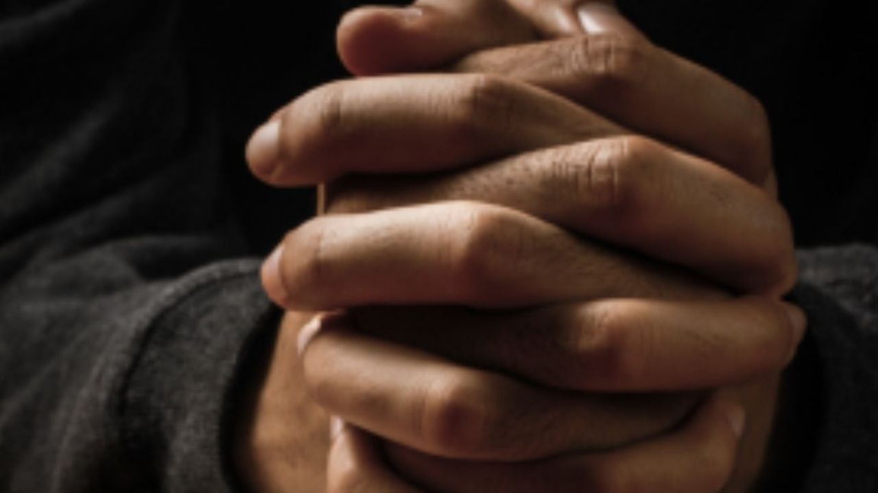 Pastor abusaba de sus hijos, los arrodillaba sobre chapas y los obligaba a rezar