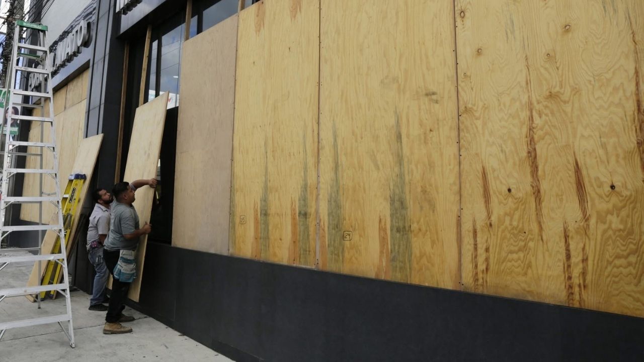 Imágenes: A horas de las elecciones en Honduras, dueños blindan negocios por prevención