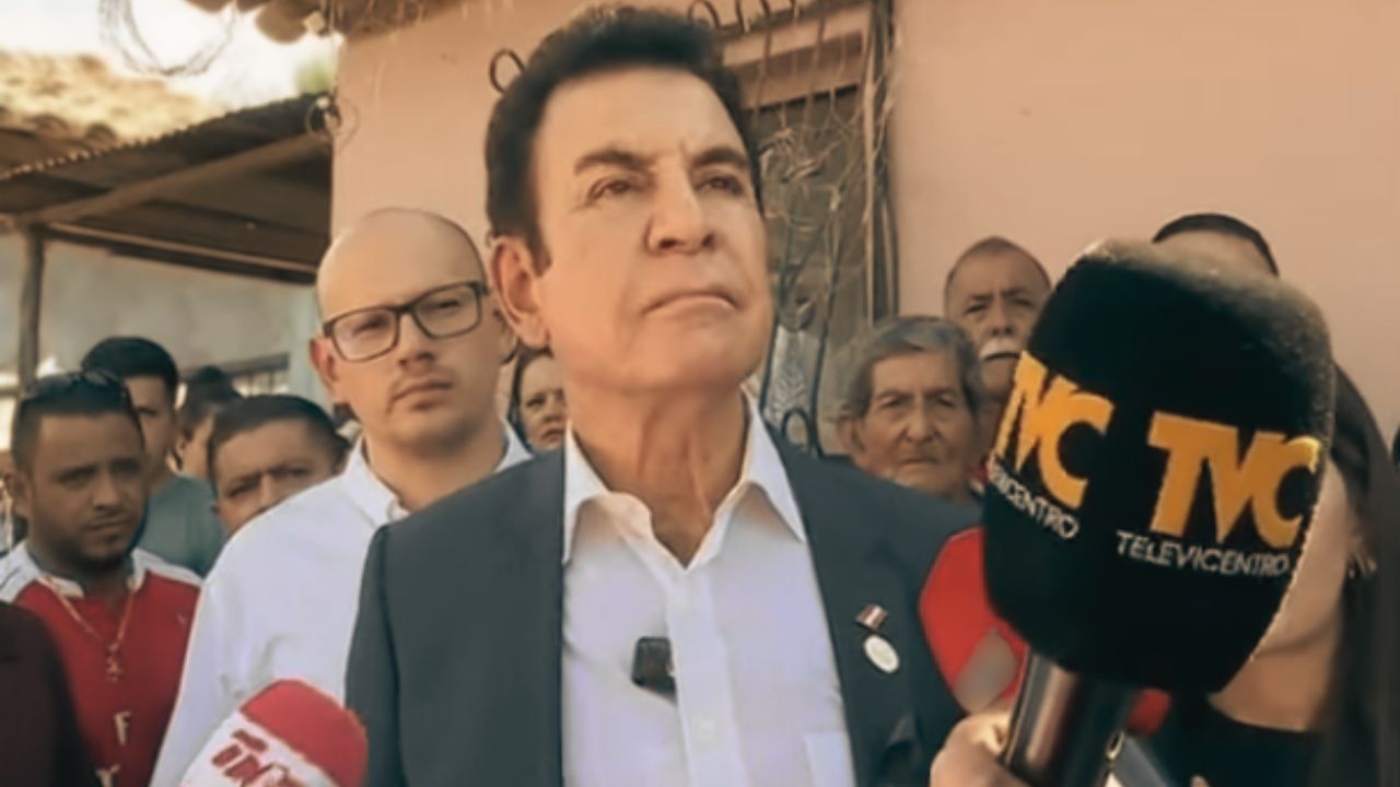 'Entiendo el dolor de ellos': Nasralla llora en velorio de víctimas de accidente de camión