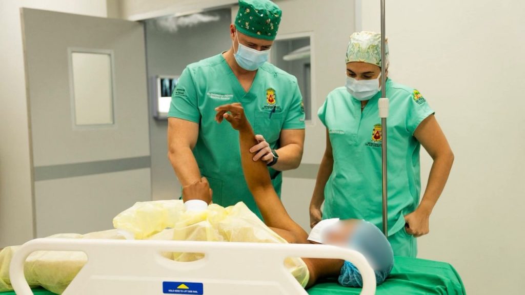 El joven en una camilla