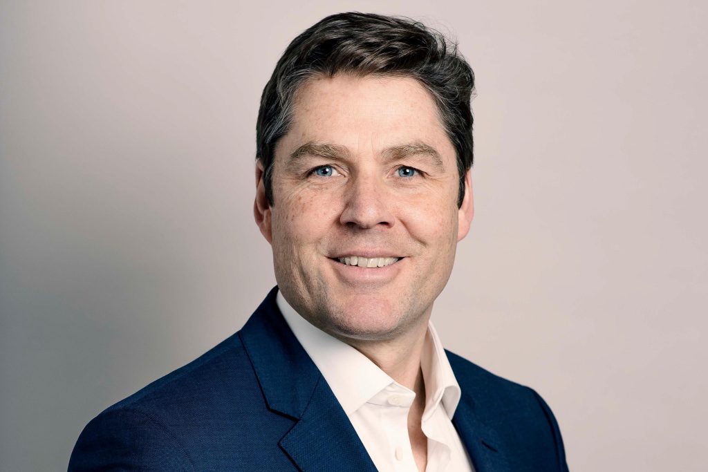 Richard Masters viendo al frente