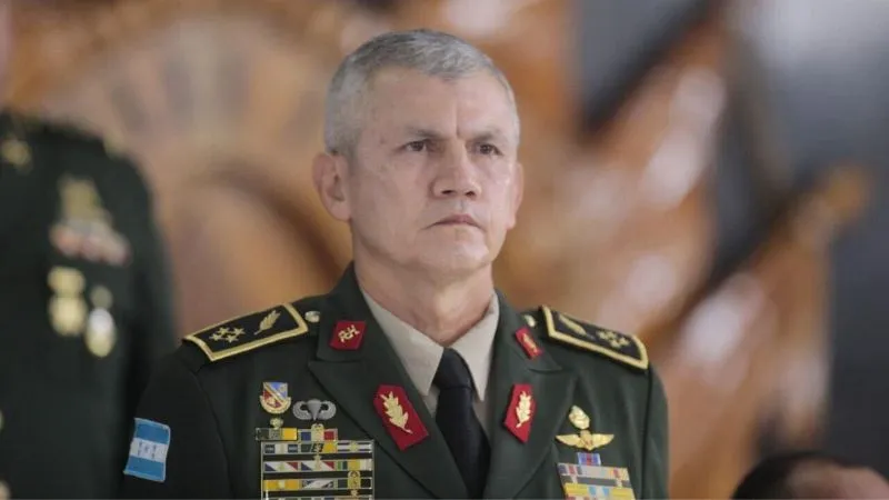 Roosevelt Hernández viendo al frente