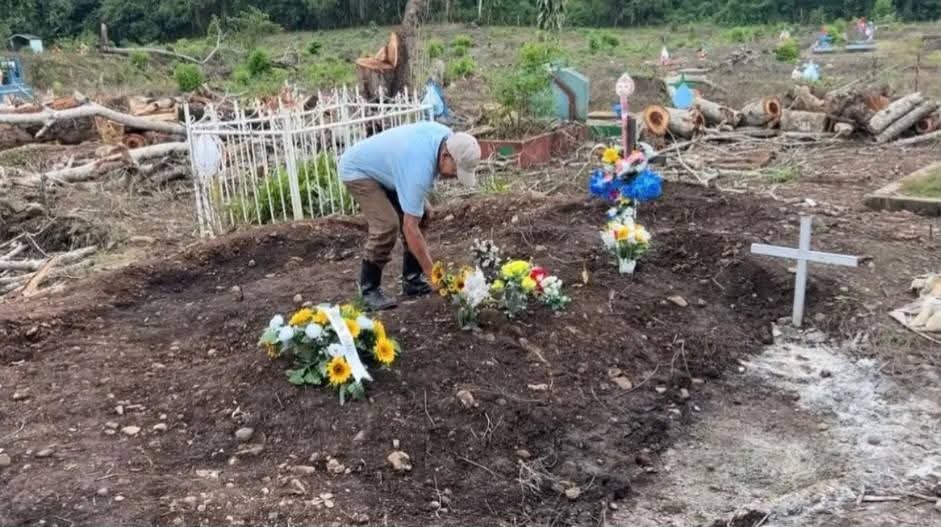 Hombre enterrando el cuerpo del joven