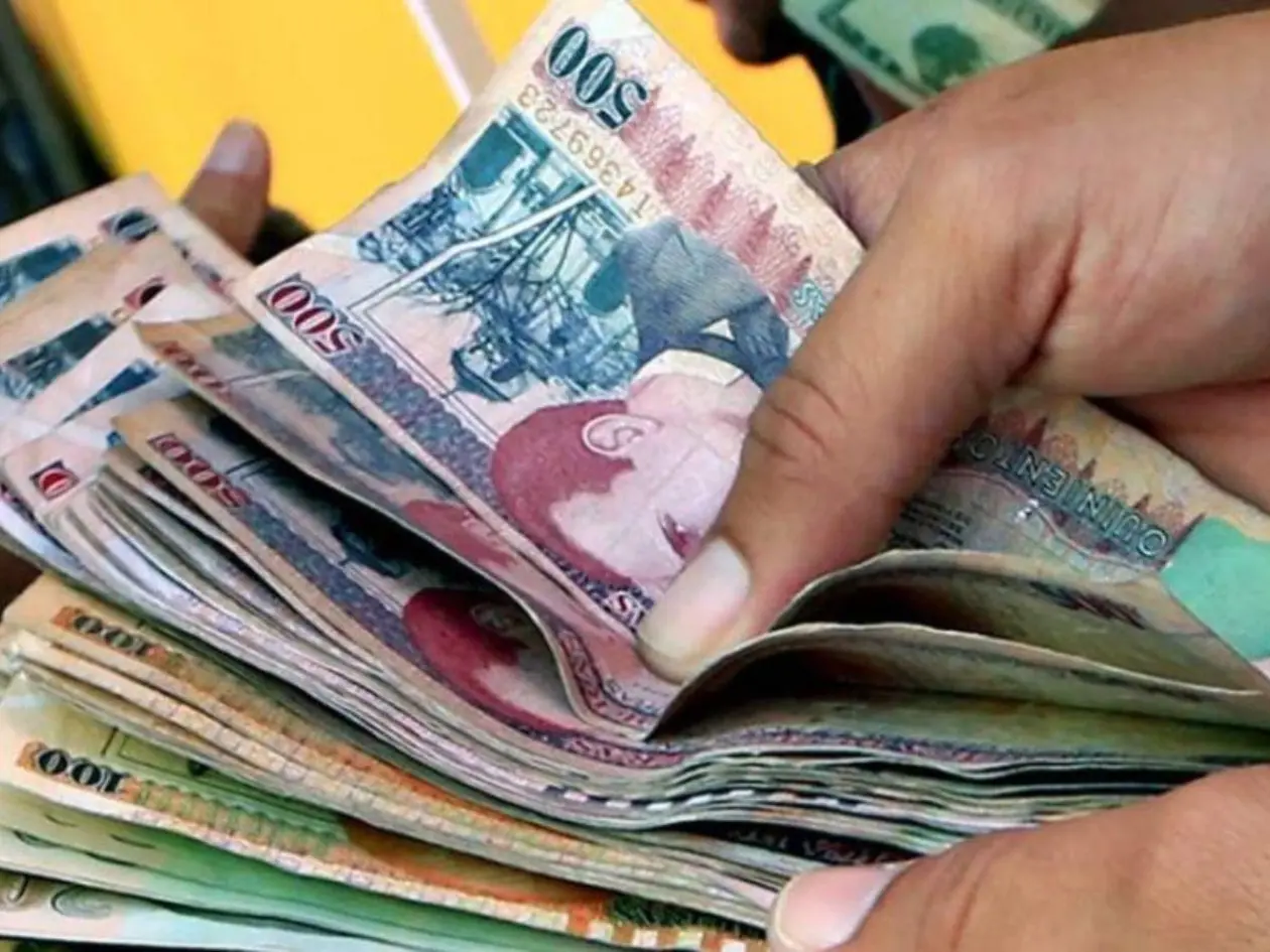 Unas manos contando dinero