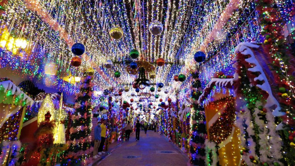 Una calle decorada sobre Navidad