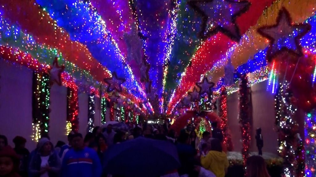 Una calle decorada sobre Navidad