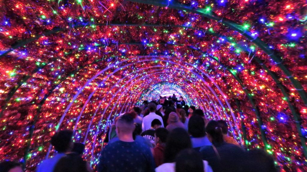 Una calle decorada sobre Navidad