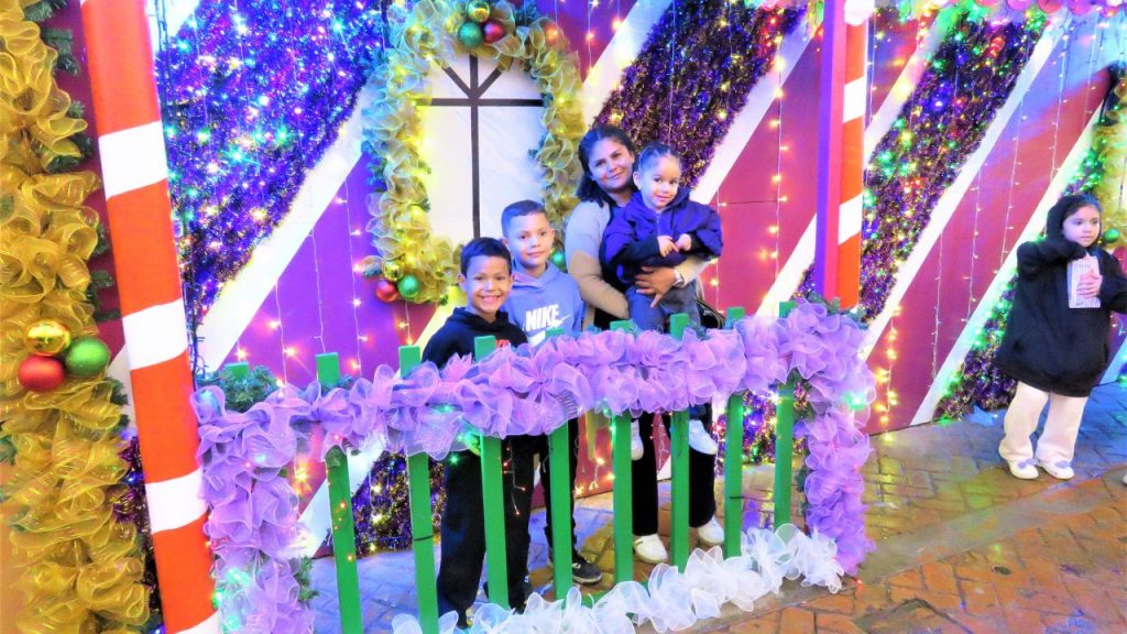 Un lugar decorado con la temática de Navidad