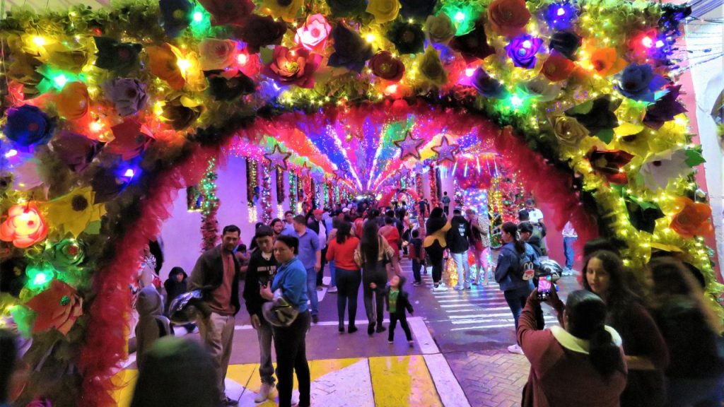 Una calle decorada sobre Navidad