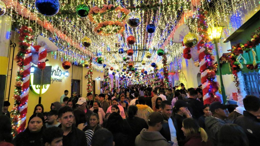 Una calle decorada sobre Navidad