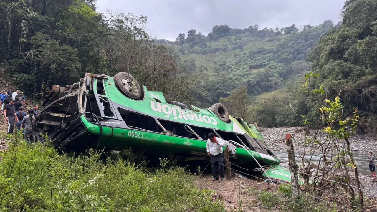 Al menos diez muertos y 32 heridos deja accidente de autobús en México