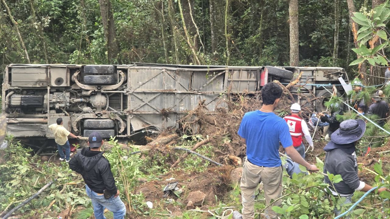 Imagen de Bus lleno de pasajeros se accidenta en Intibucá: los datos preliminares