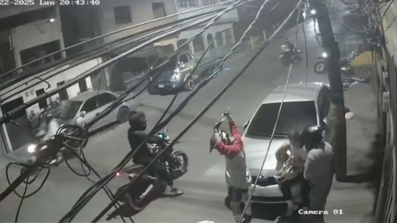 VIDEO: 'Los acorralaron', tres sujetos en moto asaltan a pareja en Tegucigalpa