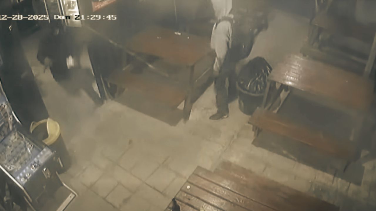 Fue cuestión de segundos: Graban momento de violento asalto a negocio en Tocoa