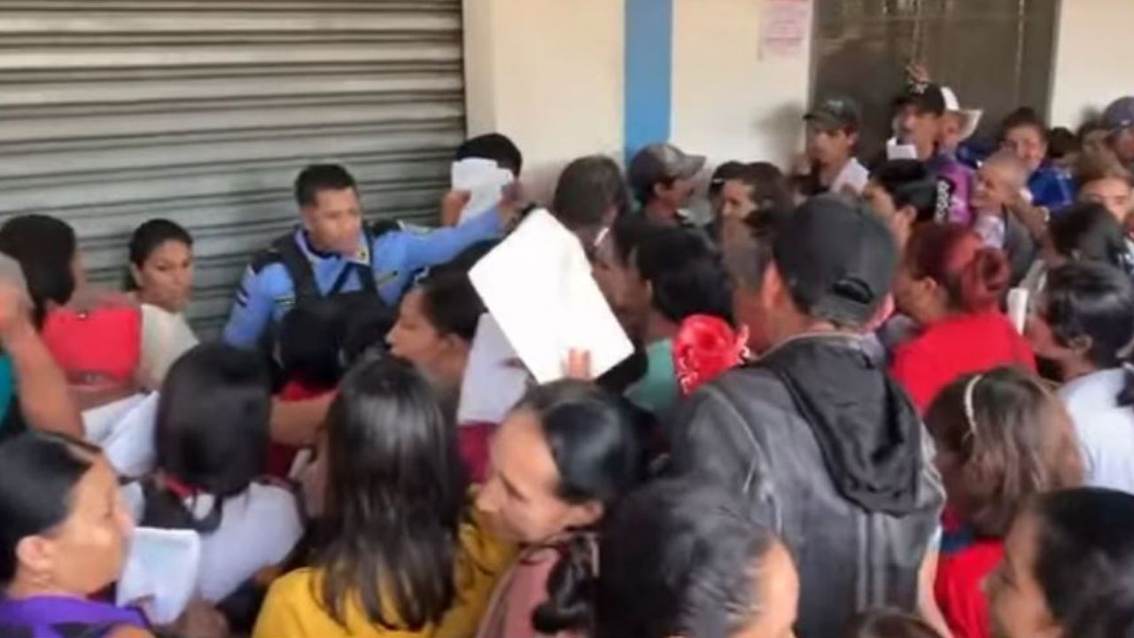 VIDEO: Caos en reclamo de bono alimenticio del gobierno