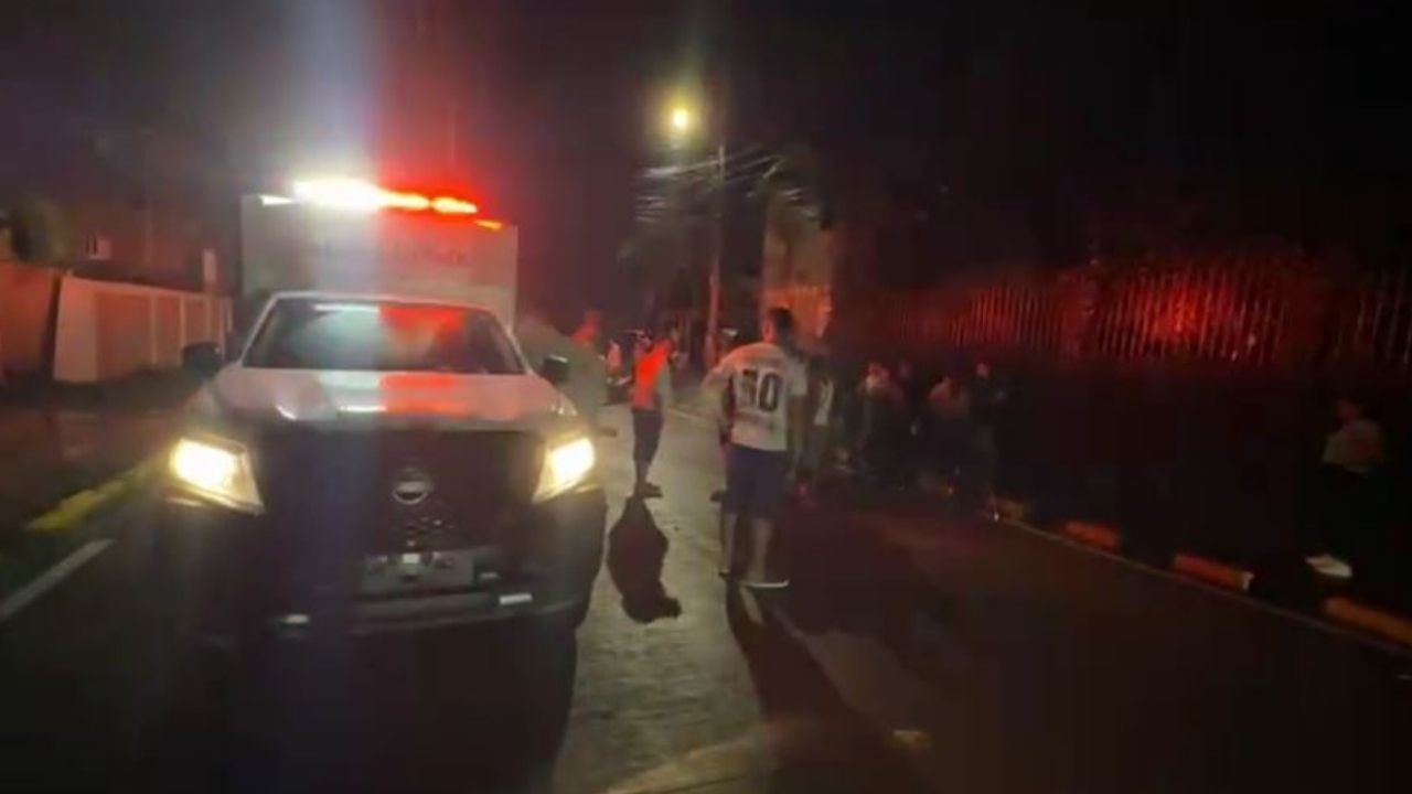 'Hay hermanito': dolorosa imagen de familia cargando a ciclista muerto en Cortés