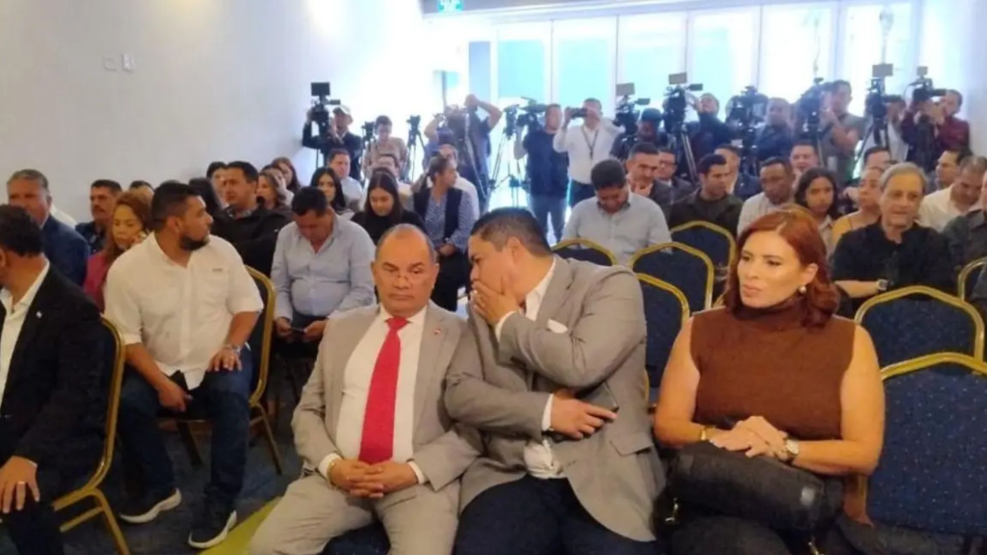 Diputados de oposición aprueban medidas en defensa del proceso electoral