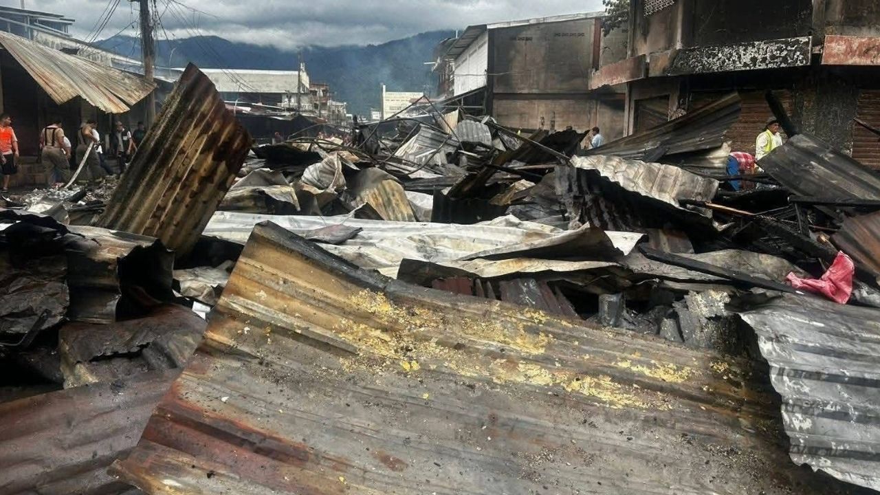 ¿Un milagro? Hondureña relata por qué su negocio se salvó de pavoroso incendio