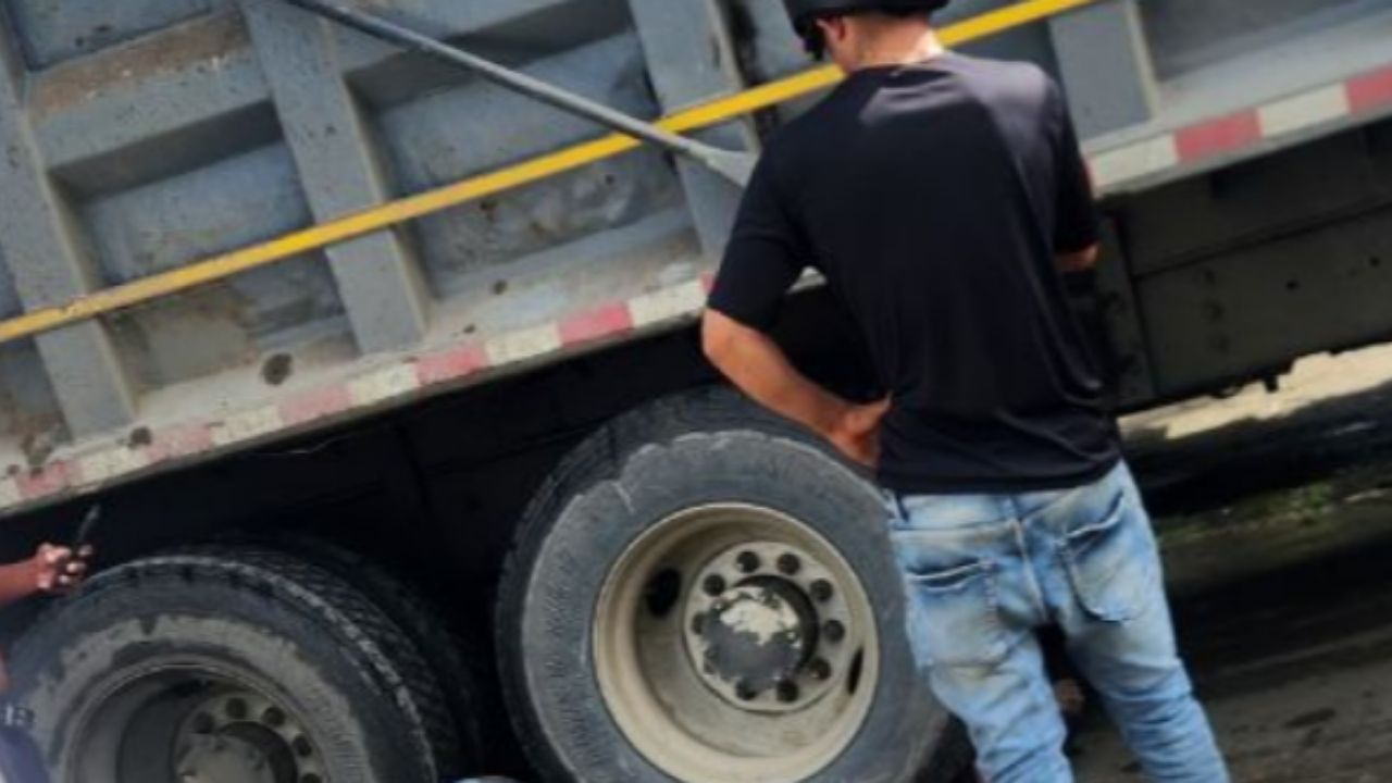 Hombre muere aplastado al caer bajo una volqueta en SPS