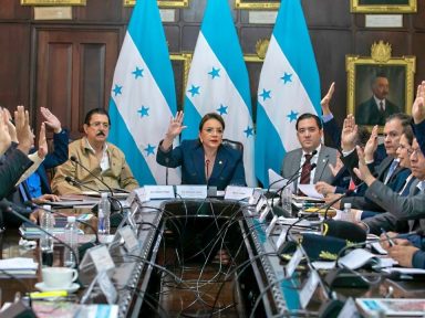 Pago de prestaciones a ministros salientes genera polémica en Honduras