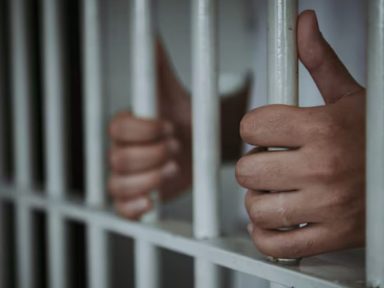 En plena celda: así habrían abusado policías de una joven detenida en Yoro