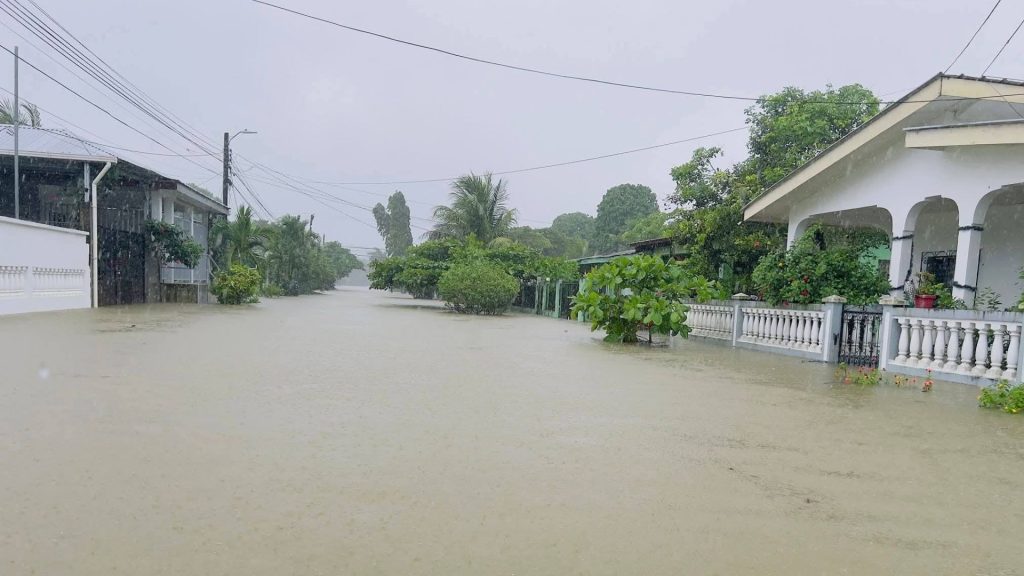 calles y casas inundadas en Atlántida