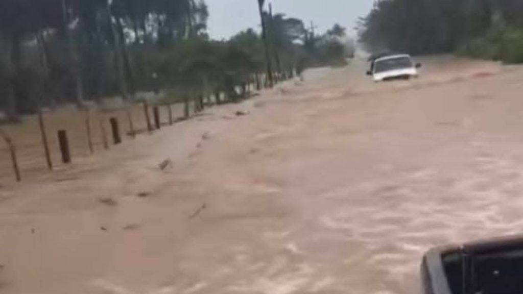 Calle avanza en calle inundada en Atlántoda