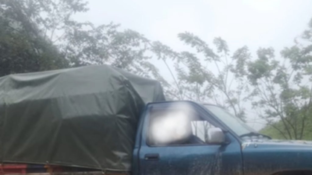 Los cuerpos de padre e hijo quedaron dentro del vehículo. 