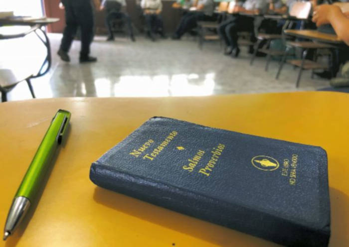 Una Biblia sobre pupitre de escuelas