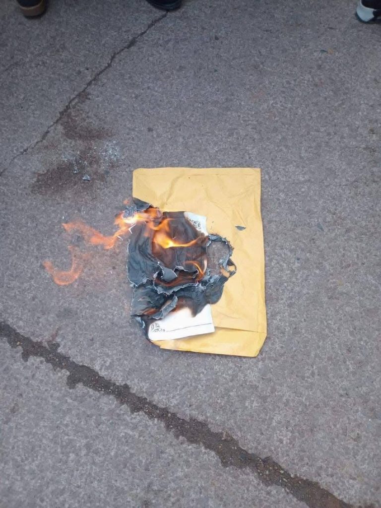 Credencial de Rolando Contreras cuando era quemada