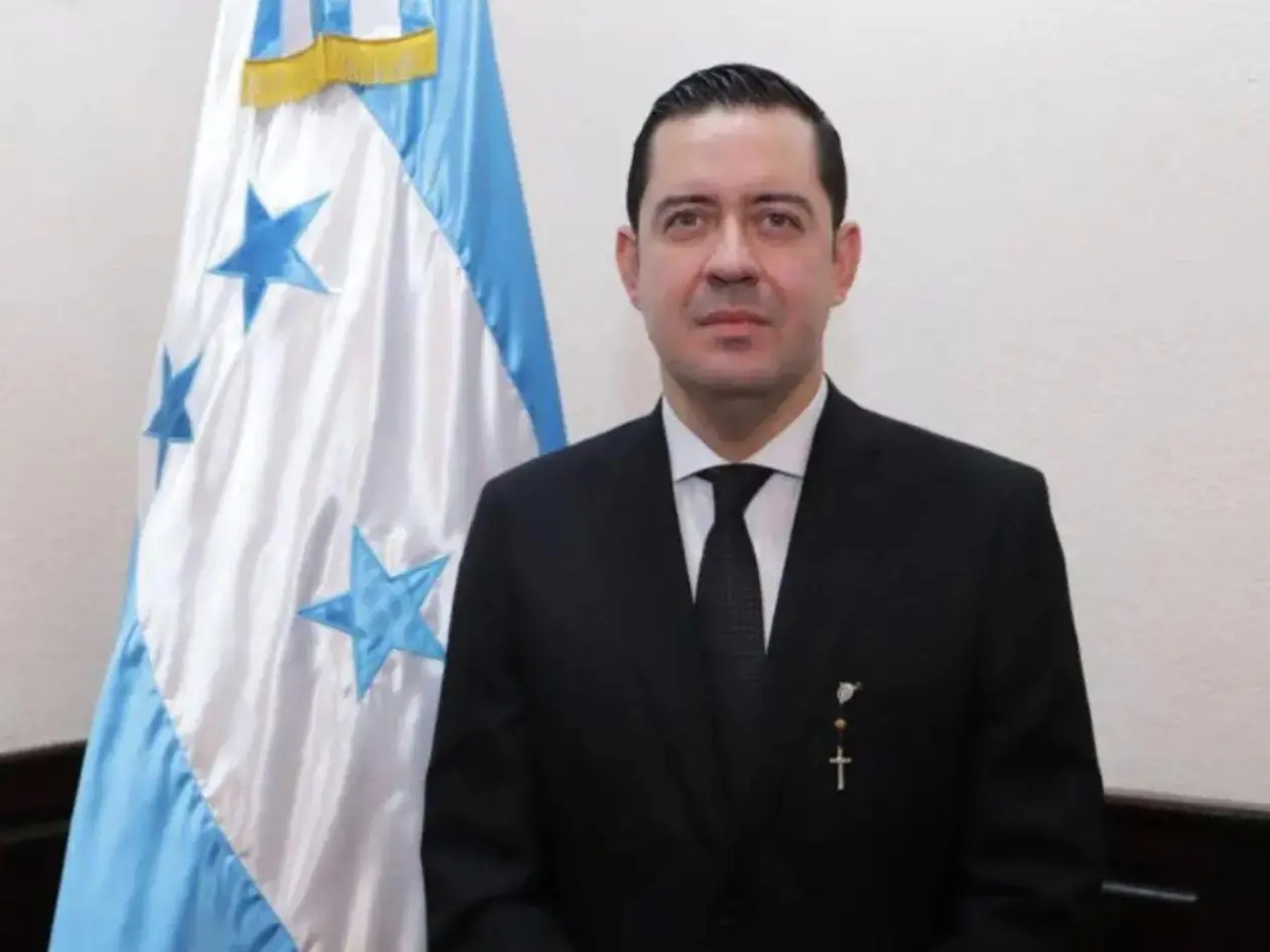 Emilio Hércules viendoal frente