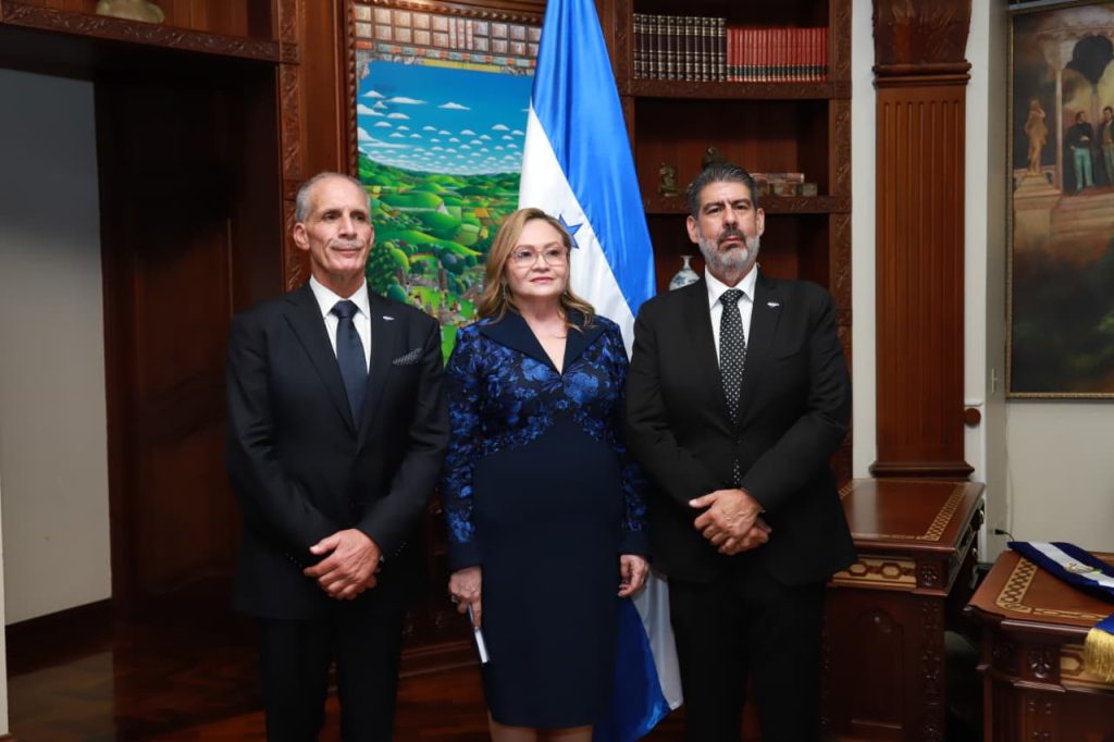 Funcionarios del gabinete de Gobierno de Honduras 2026 de pie