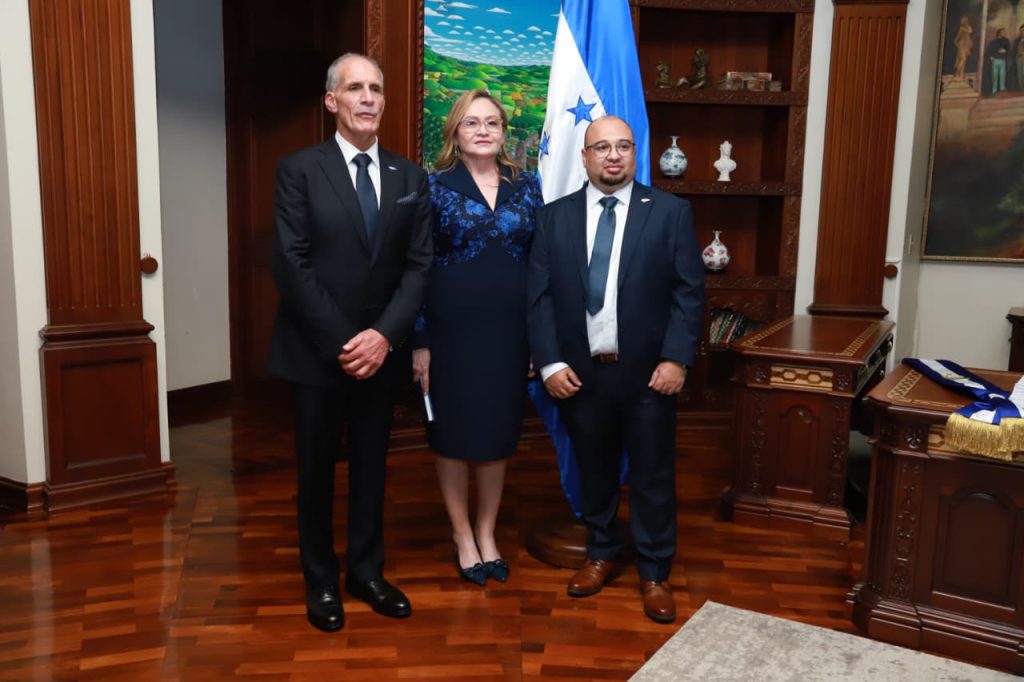 Funcionarios del gabinete de Gobierno de Honduras 2026 de pie