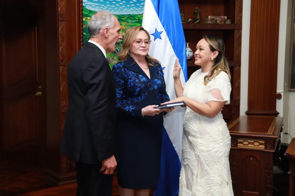 Funcionarios del gabinete de Gobierno de Honduras 2026 de pie