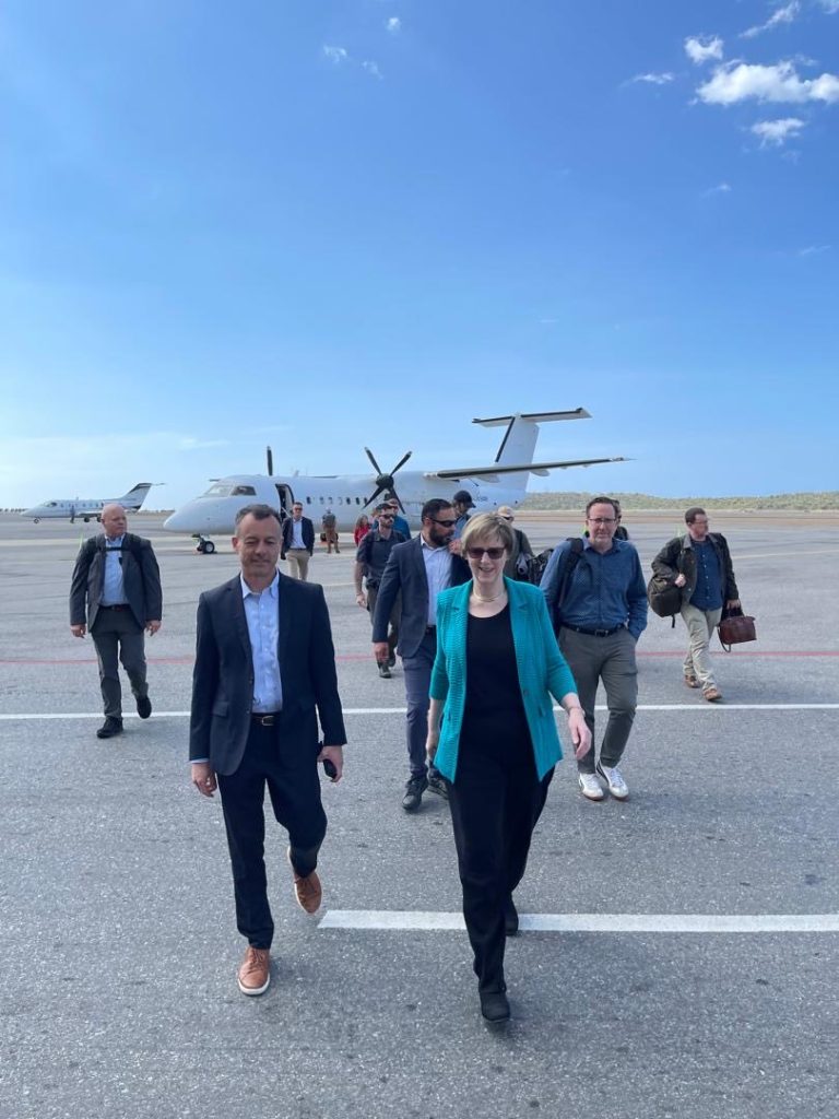 Laura Dogu caminando