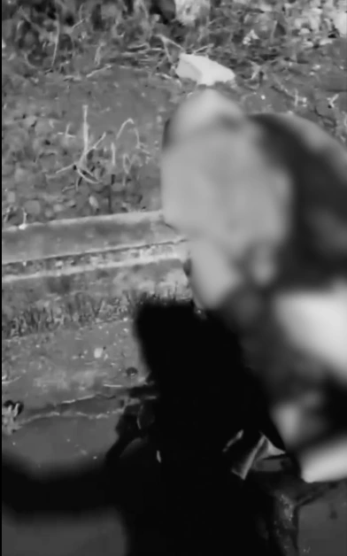 Foto que muestra el cuerpo sin vida del hombre en el suelo