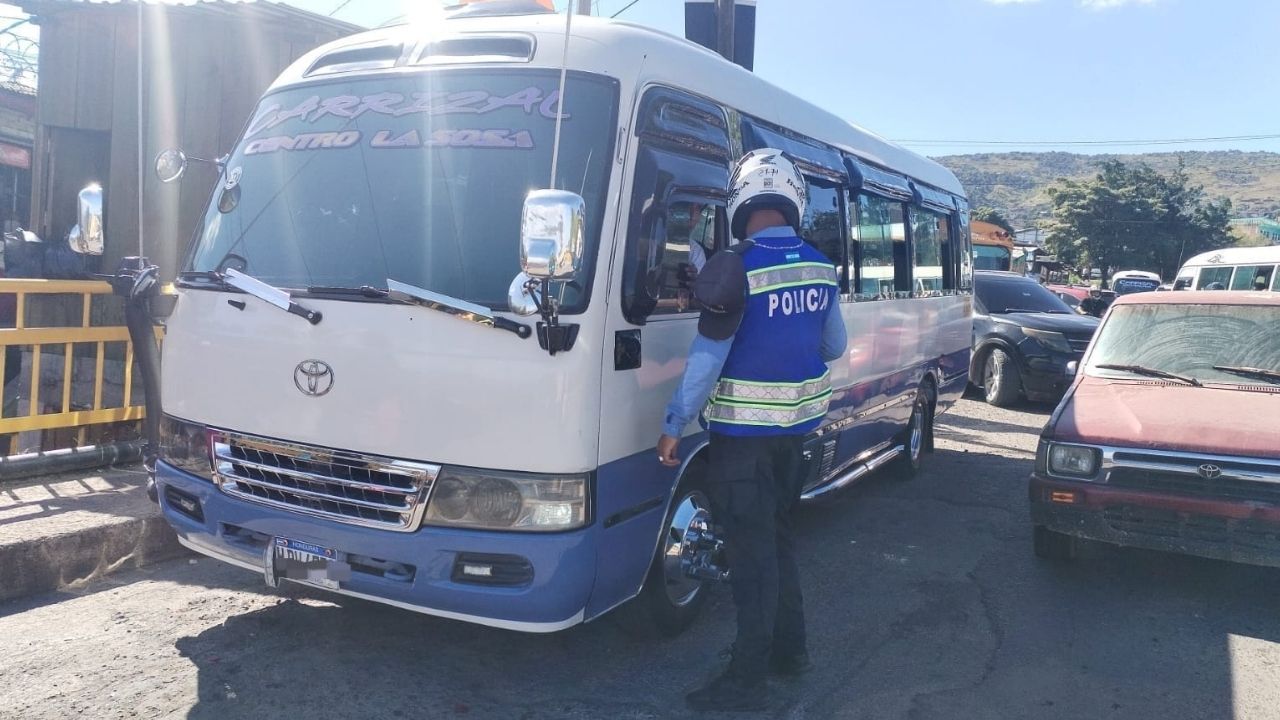 Esta es la multa a conductores y ayudantes que maltraten a pasajeros en Honduras