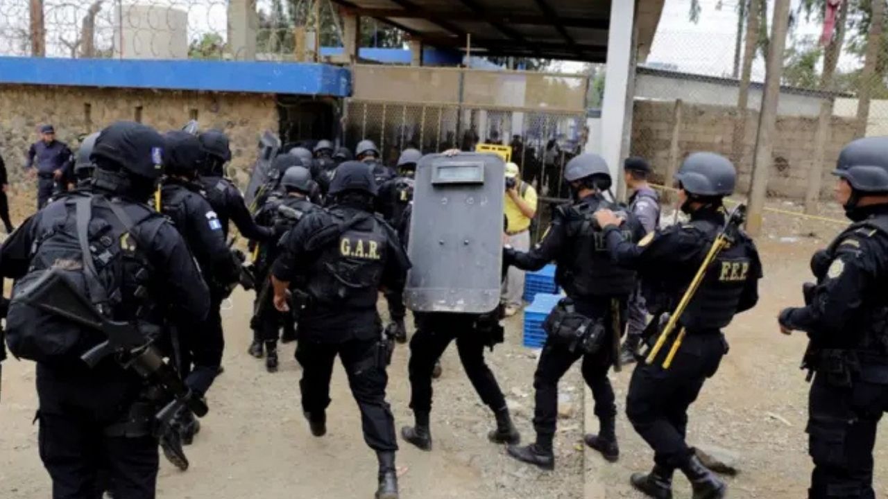 Matan a 7 policías en Guatemala tras represión de motines carcelarios