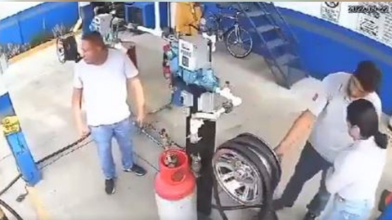 VIDEO: 'Siéntate, wey', trabajador frustra asalto al rociar a los ladrones  con hidrocarburo